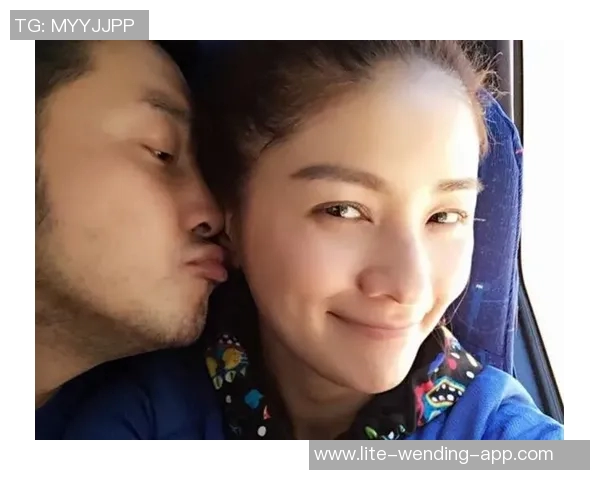 足球明星姐弟恋揭秘：爱情与事业的双重挑战与甜蜜瞬间