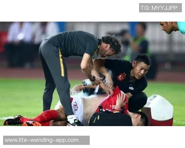 踢足球时意外受伤的真实视频记录与伤后恢复过程分享